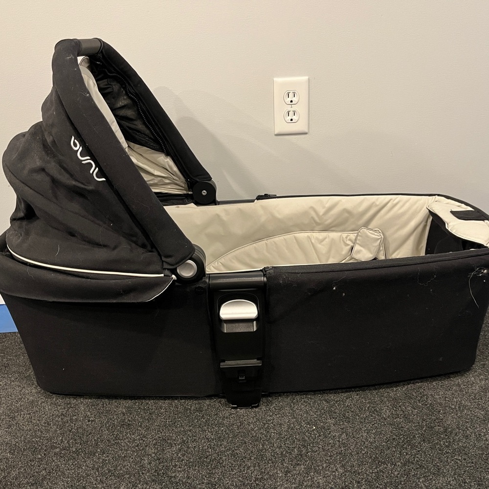 NUNA Bassinet attachment